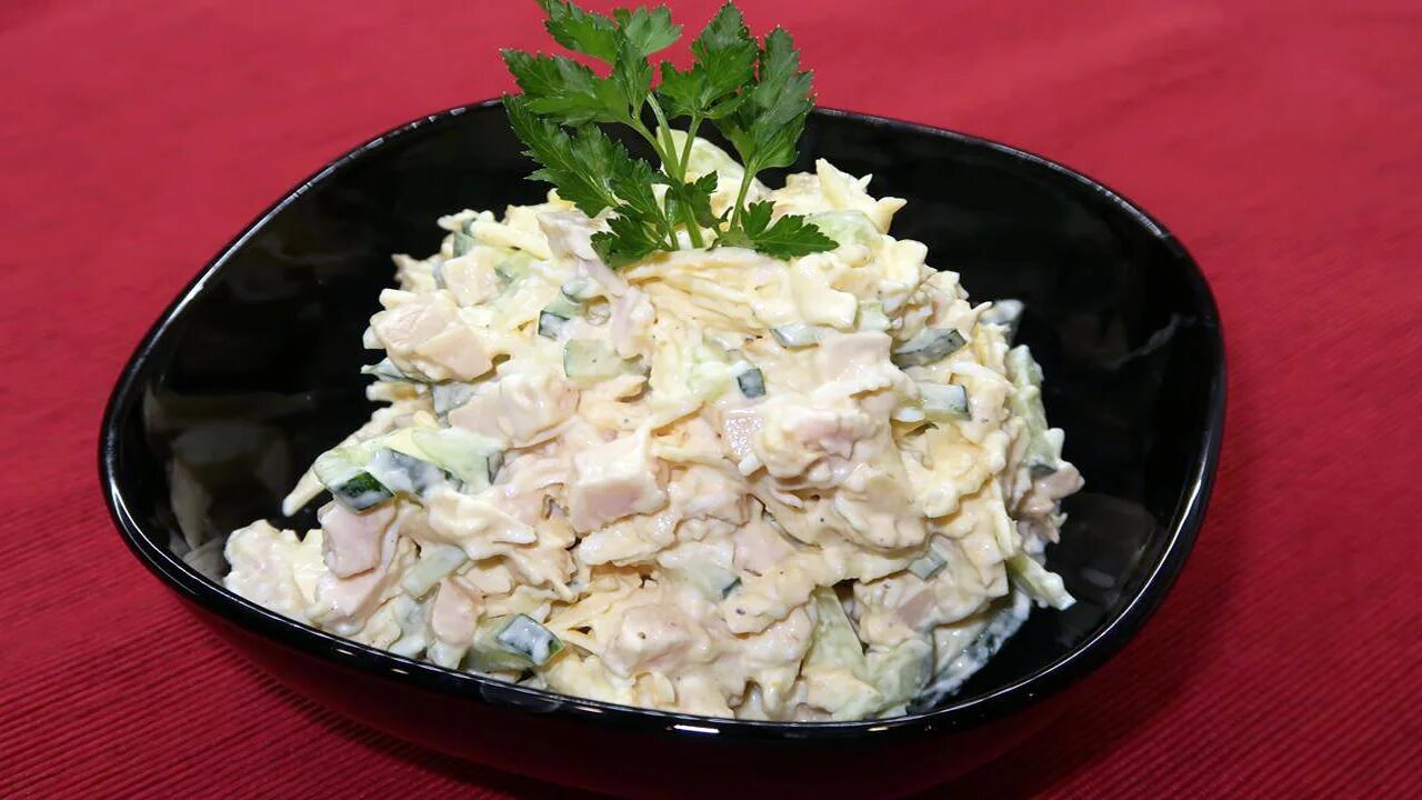 Салат из копченой куриной грудки. Салат с копченой курицей и огурцом. Салат с курицей и сыром и яйцом. Салат с куриной грудкой и грибами.