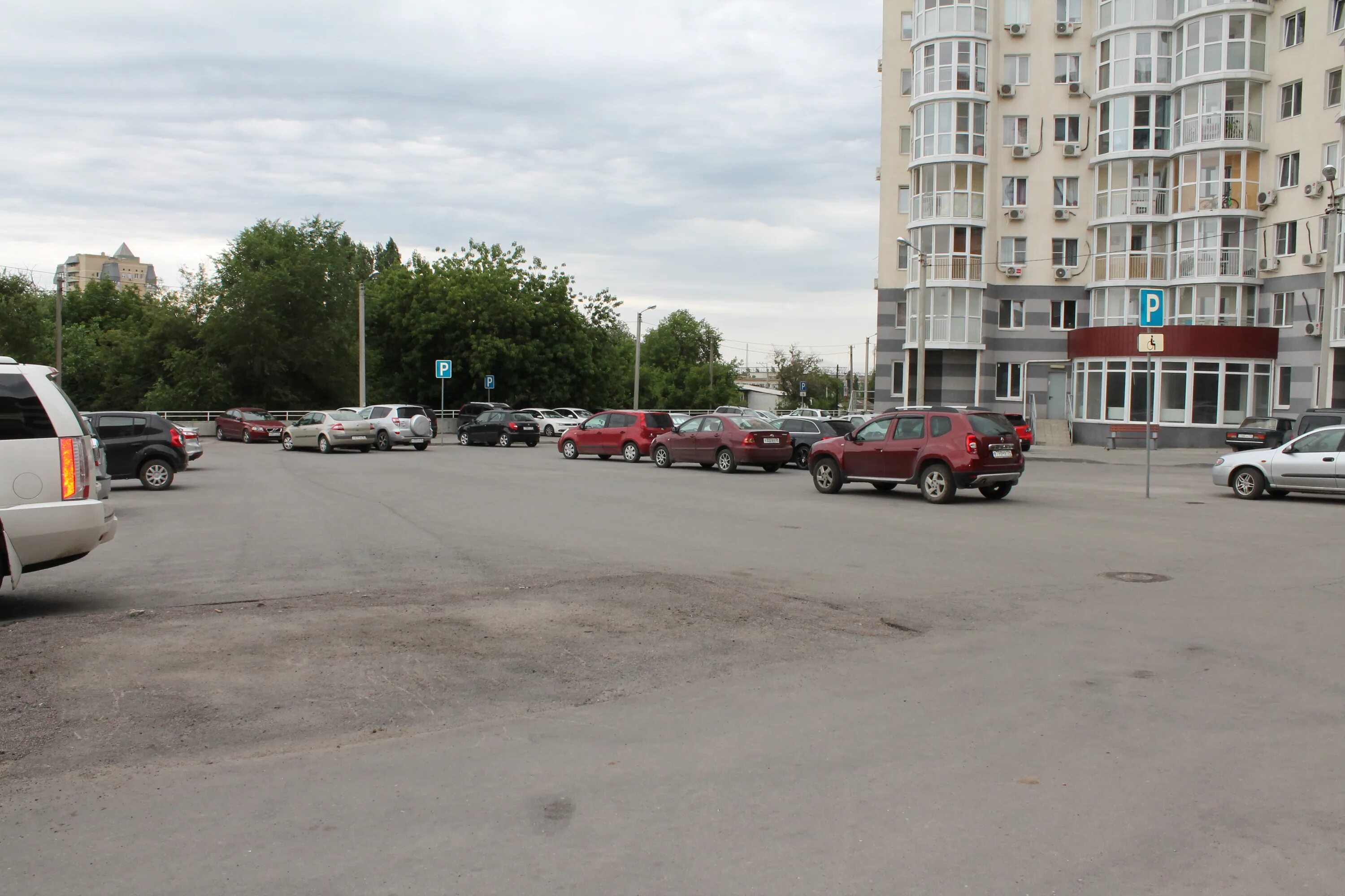 Платная парковка волгоград. Автомобильная парковка волгоград. Саушинская 30 волгоград красноармейский. Закрытый паркинг волгоград. Автомобильная парковка волгоград.