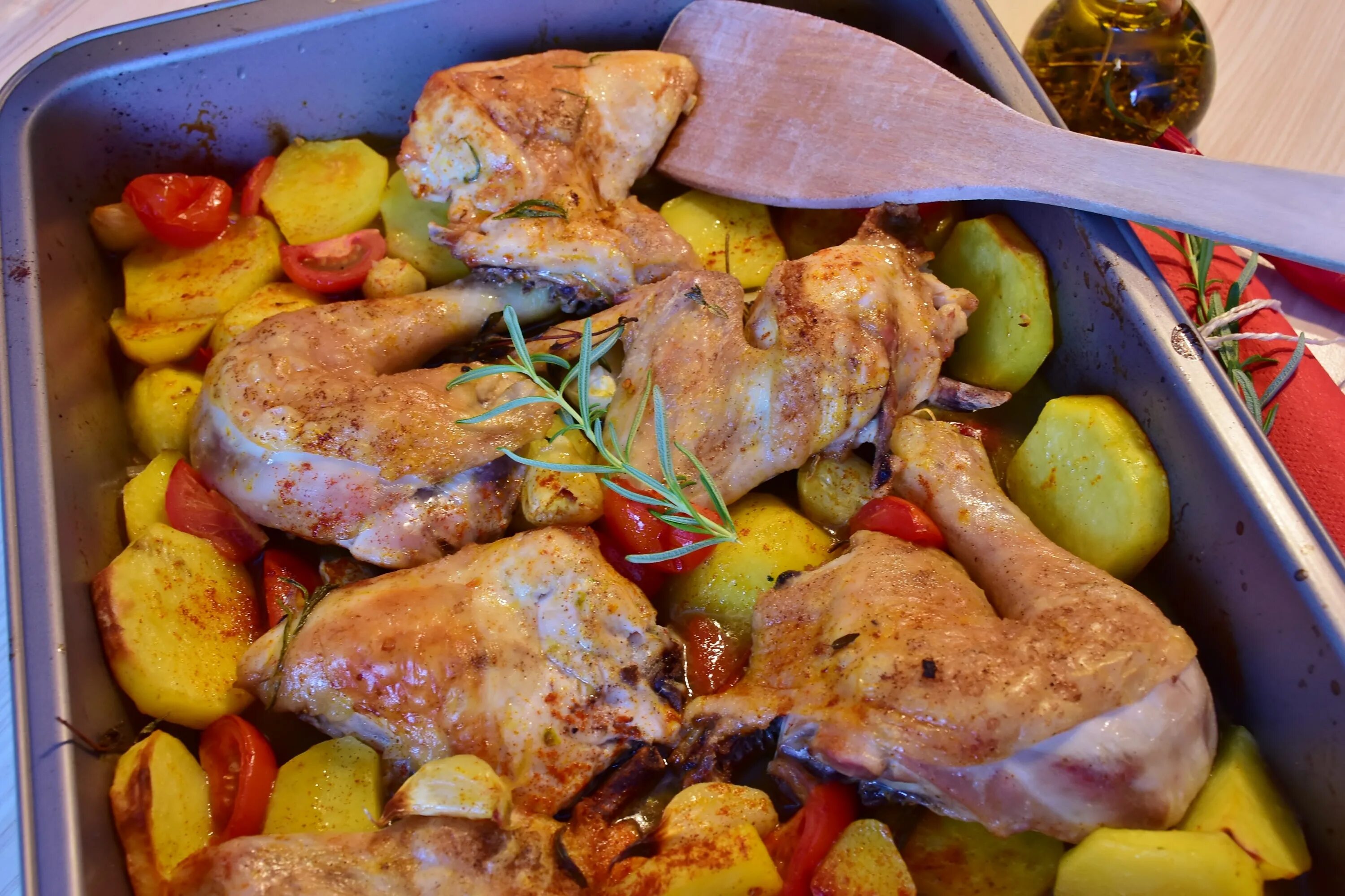 Что приготовить фото. Курочка с овощами в духовке. Жареная курица в духовке. Курица с картошкой и овощами. Курица в духовке с картошкой и овощами.