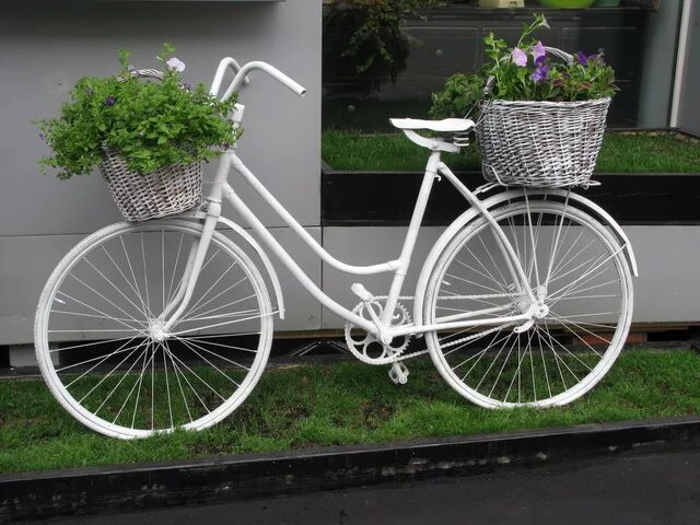 Взрослый велосипед белый. Штеппефольф велосипед белый. Фото белого велосипеда. Фото велосипеда с белыми катафотами на спицах. Белый велосипед как мемориал в Донецке фото.