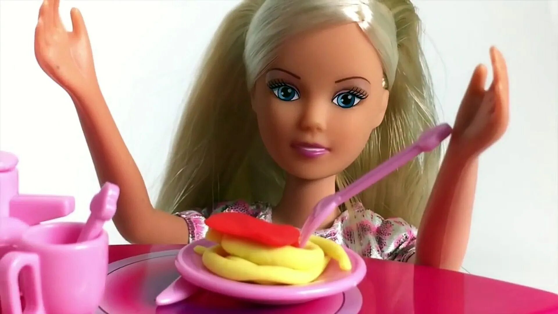 Видеоролики про кукол Барби. Кукла Барби кушает. Кукла Барби говорящая. Барби завтракает.