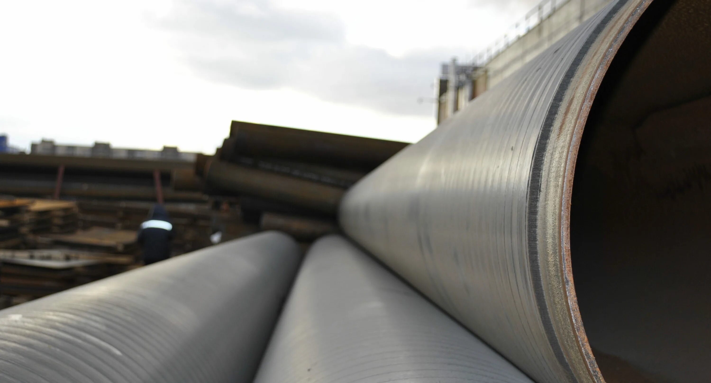 Экструдированный полиэтилен. Экструдированный полиэтилен. Труба стальная оцинкованная ду 50 в вус изоляции. Труба в ппу изоляции о325/450. Вус изоляция труб.