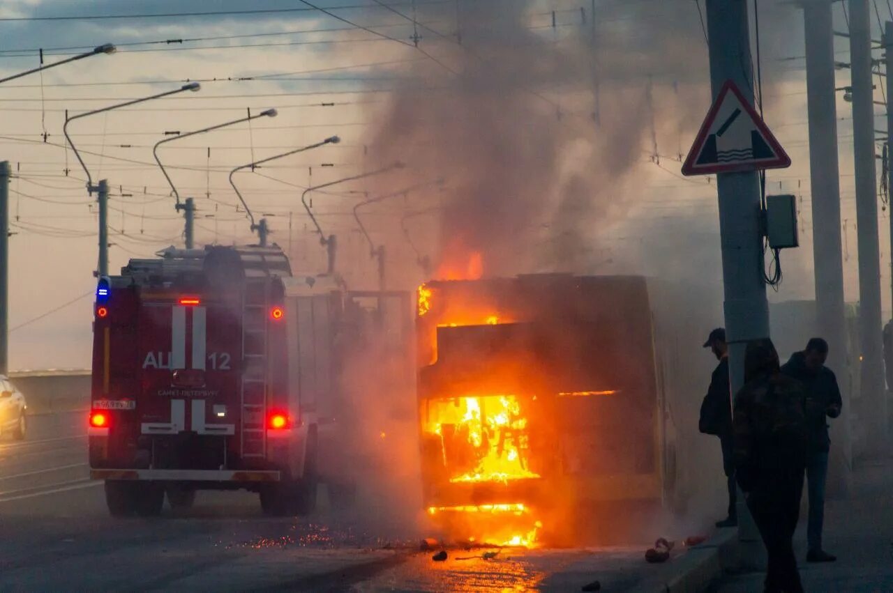 В Петербурге загорелся автобус. Горящий автобус Петербург.