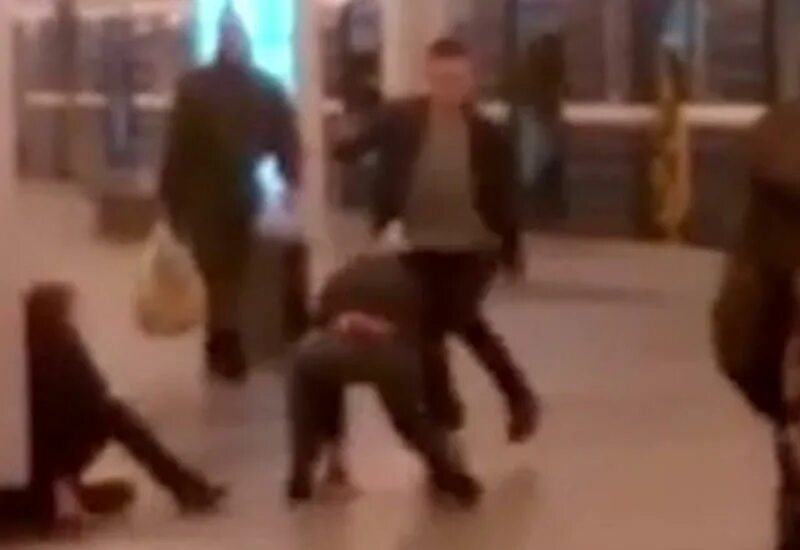 Драка в петербурге. Футбольные фанаты устроили массовую драку. Массовая драка в петербурге. Драка в торговом центре 2022. Драка в торговом центре галерея санкт петербург.