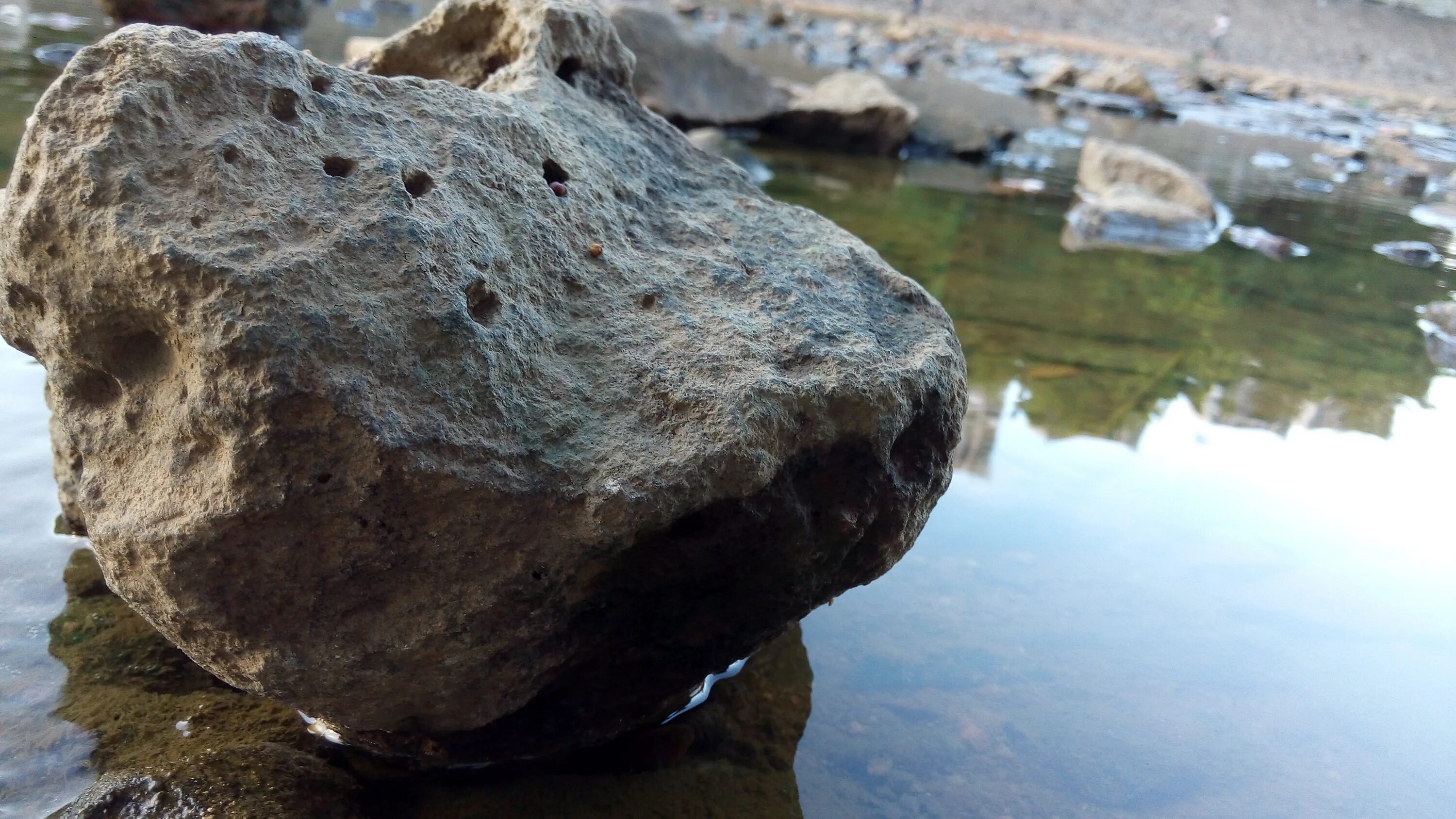 Гонит камень. Шаман камень на Байкале. Камни в воде. Водяной камень. Валун в воде.