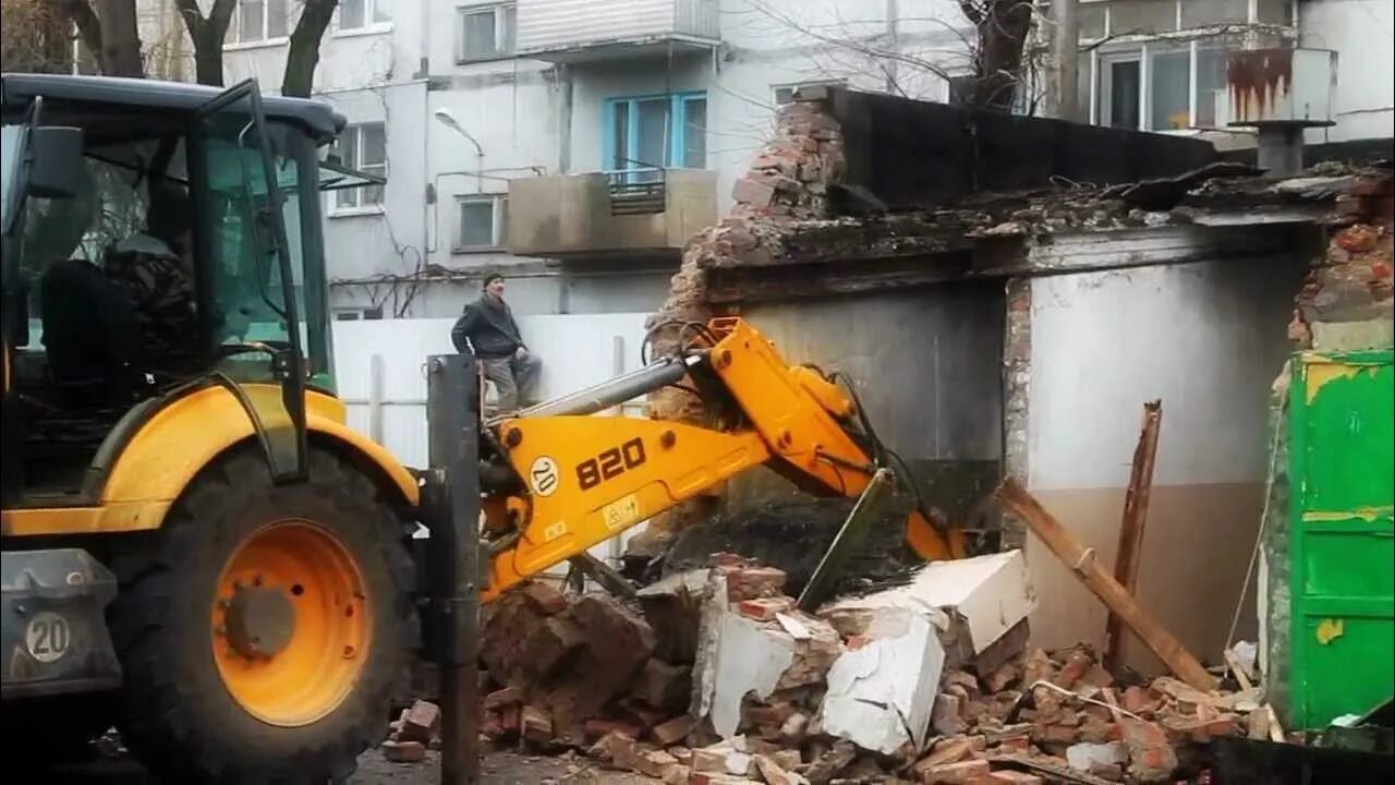 Экскаватора погрузчик нижний новгород. Демонтаж домов экскаватор. Демонтаж зданий экскаватором-погрузчиком. Демонтаж экскаватором погрузчиком.