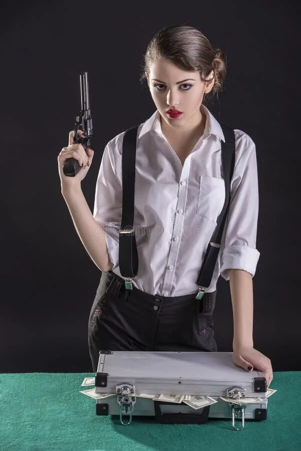 Девушка для главаря. Женщина мафиози. гангстеры женщины. девушка гангстер. девушка мафиози.