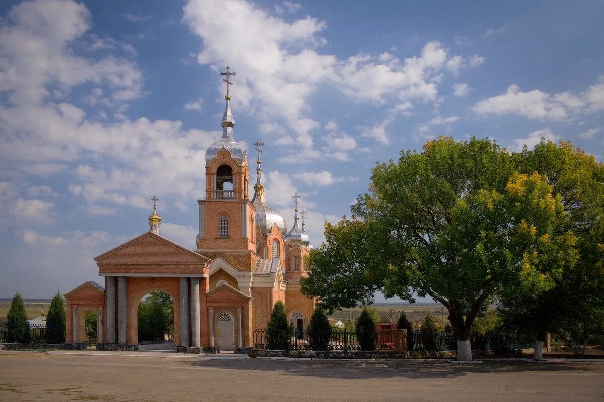 Храм Владимирской иконы Божией матери в Нововасильевке.. Нововасильевка Бердянский район. Нововасильевка Запорожская область Приазовский район. Нововасильевка Церковь Украина.