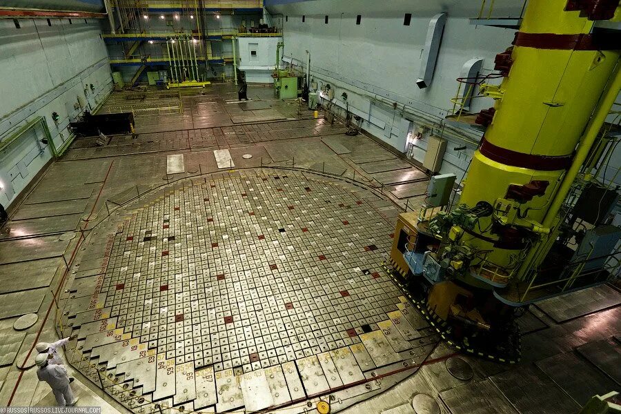 Реактор РБМК-1000 Чернобыль. Атомный реактор РБМК 1000. Крышка реактора РБМК 1000. Реакторный зал Курской АЭС.