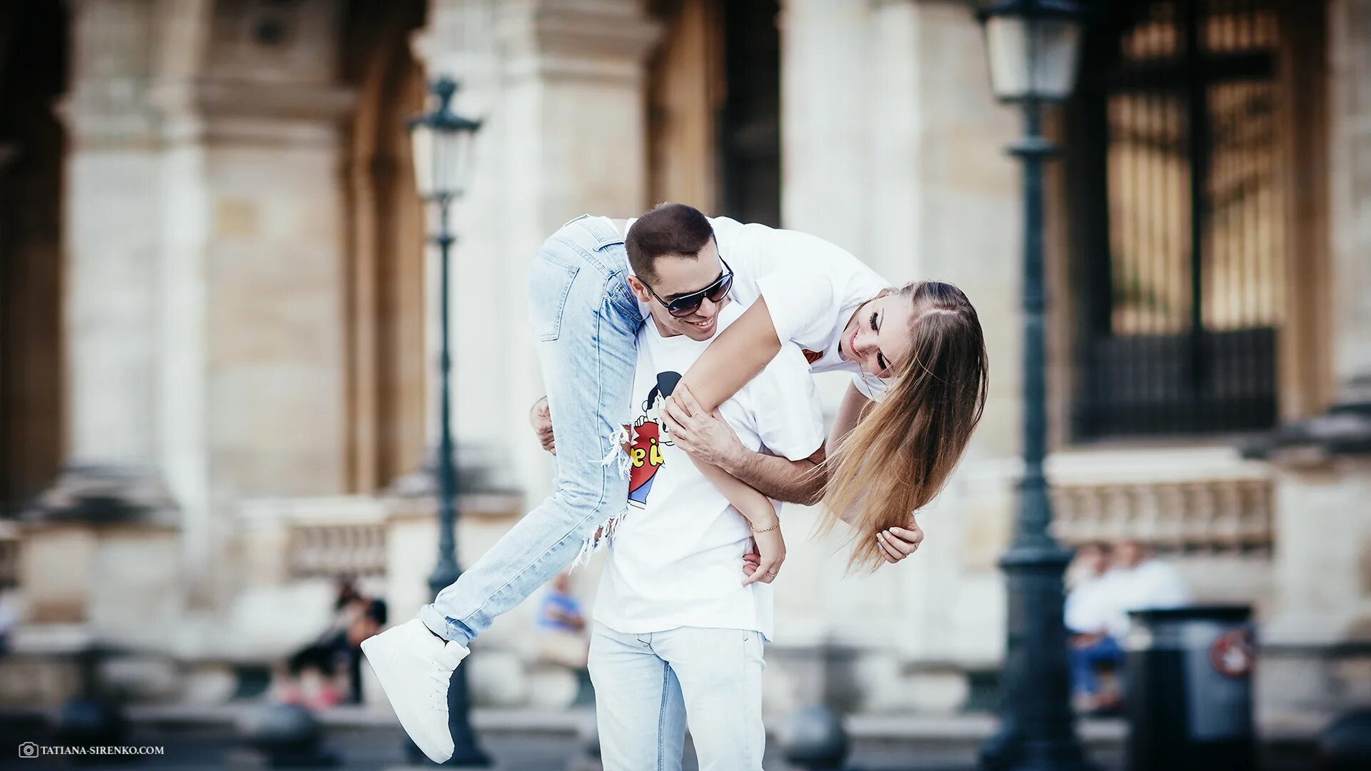 гулять с друзьями. прохожие на улице. подростки путешествия. друзья на прогулке. девушка вечером на улице.