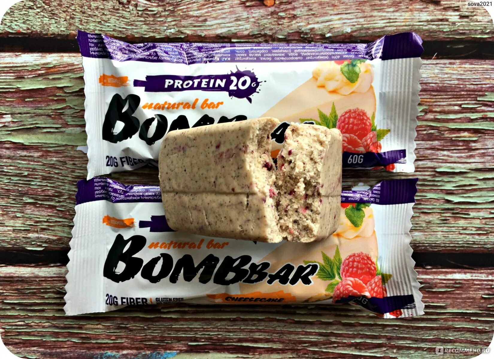Bombbar батончик малина чизкейк негл 60г. Протеиновый батончик bombbar чизкейк. Bombbar протеиновые батончики 60гр. Батончик bombbar 60гр малиновый чизкейк неглазированные. Bombbar чизкейк.