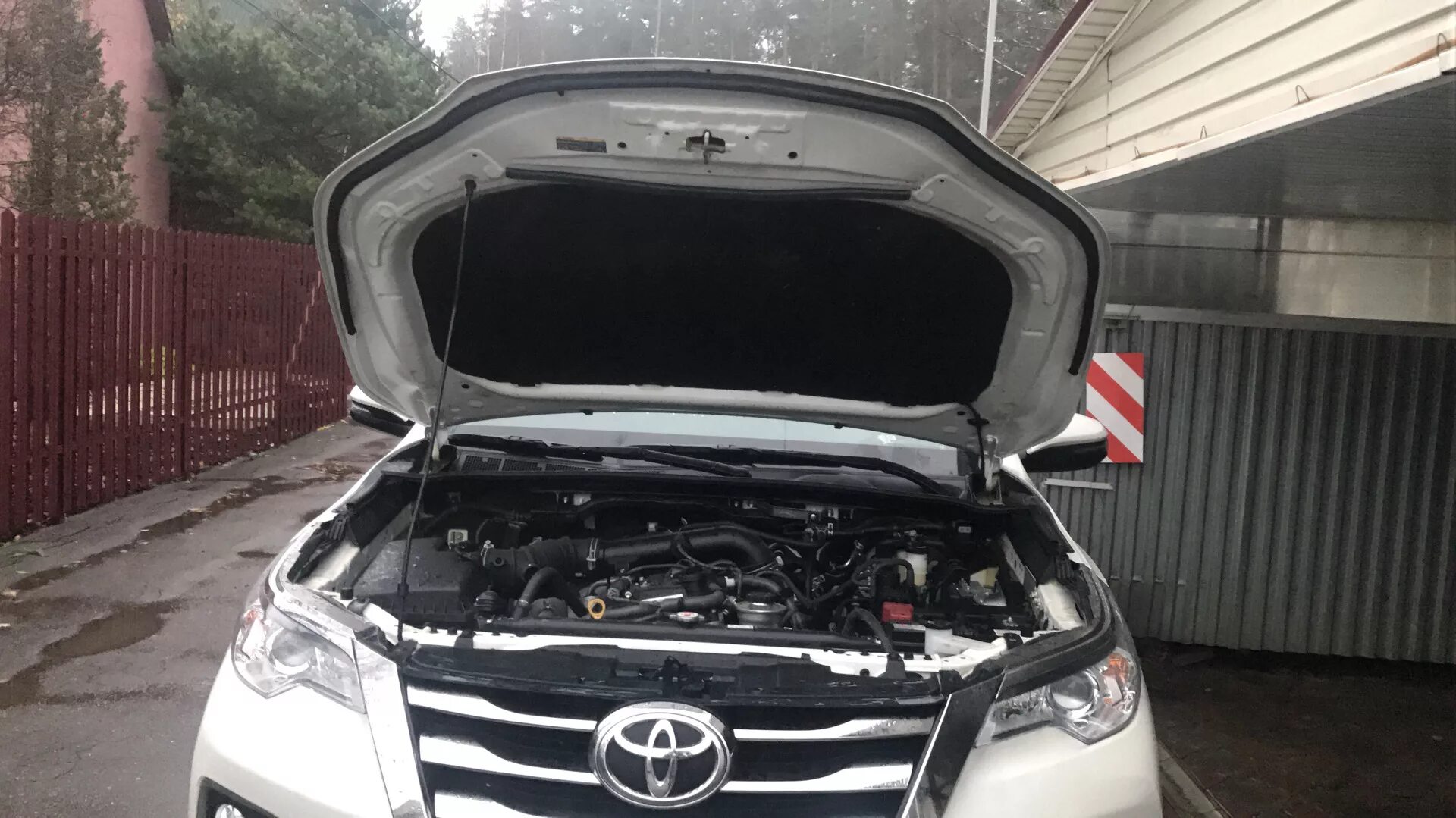 Уплотнитель на капот тойота фортунер. Adt250 avensis. Уплотнитель капота тойота фортунер 2017. Капот тойота фортунер. Капот тойота фортунер.