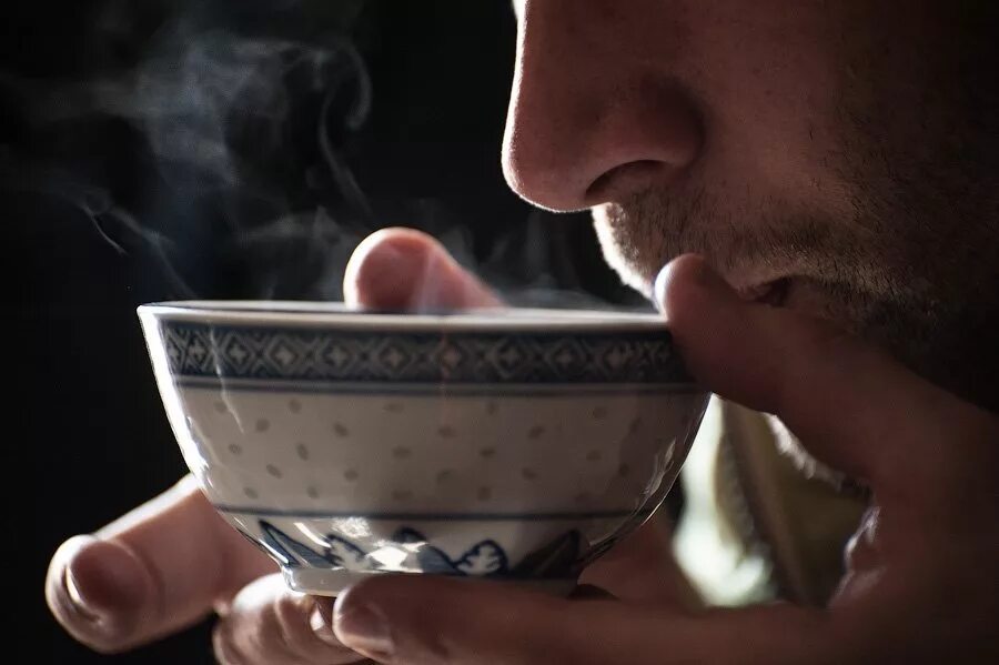 Нормально чай пью. Мужчина с чашкой чая. горячий чай. наливает чай. человек пьет чай.