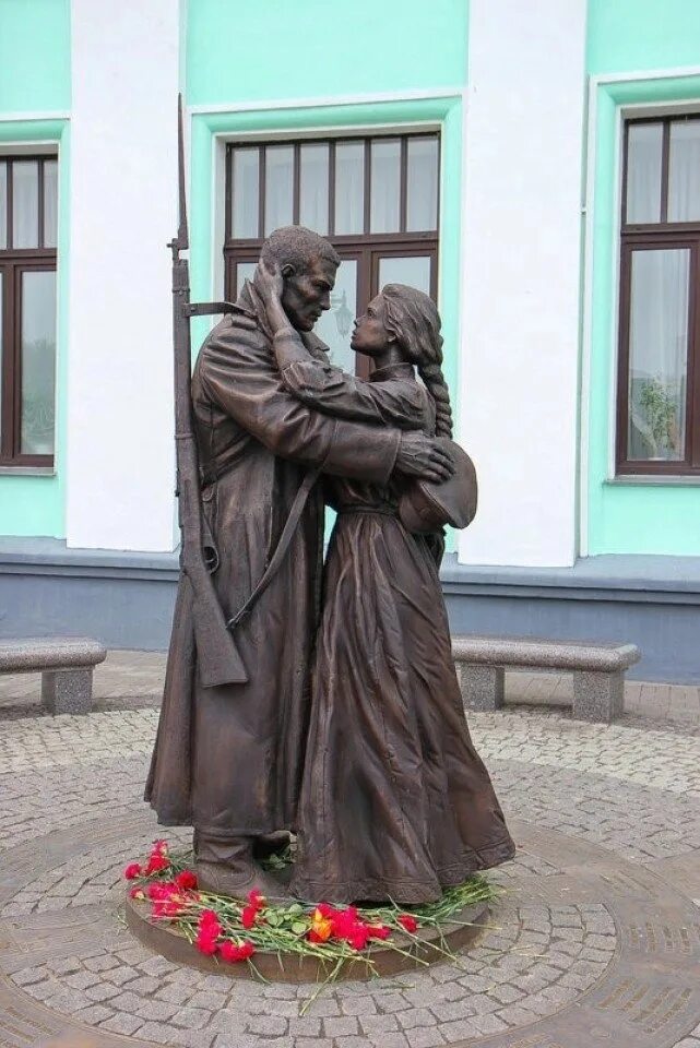 Памятник прощание. Памятник Славянке белорусский вокзал. Памятник прощание славянки на белорусском вокзале. Белорусский вокзал скульптура прощание. Памятник на белорусском вокзале прощание.