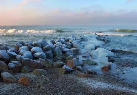 Море дышит холодом