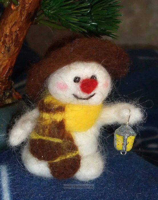 новогодние игрушки из шерсти валяние. поделки из шерсти на новый год. ёлочные игрушки из шерсти валяние. валяные сувениры. валяные новогодние игрушки из шерсти.