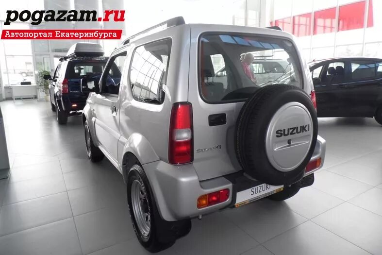 Купить сузуки в барнауле. Автосалон Suzuki. Сузуки магазин. Сузуки Екатеринбург. Suzuki салон Модельный ряд.