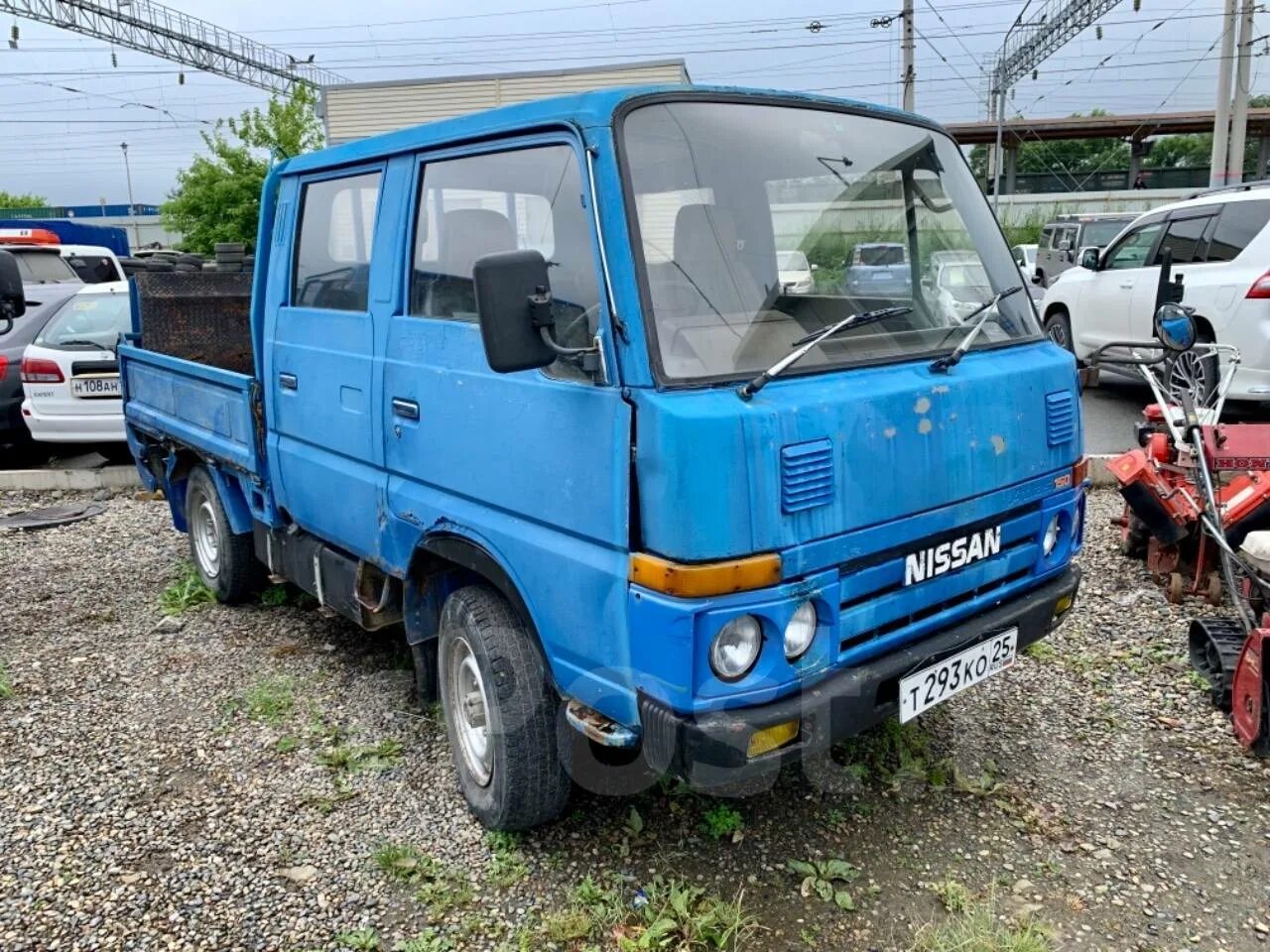 Грузовички владивосток. Nissan Atlas h40. Ниссан атлас синий. Купить лебедку на грузовик Ниссан атлас бу.