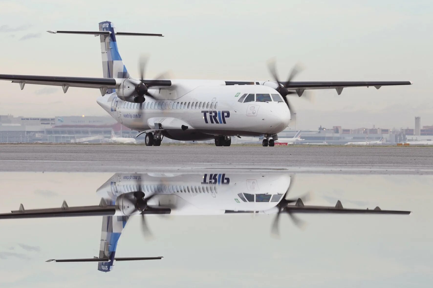 Самолет трип. ATR 72-500 самолет. ATR ATR 72 самолет. ATR 72 самолет UTAIR. ATR 72-500 ЮТЭЙР.