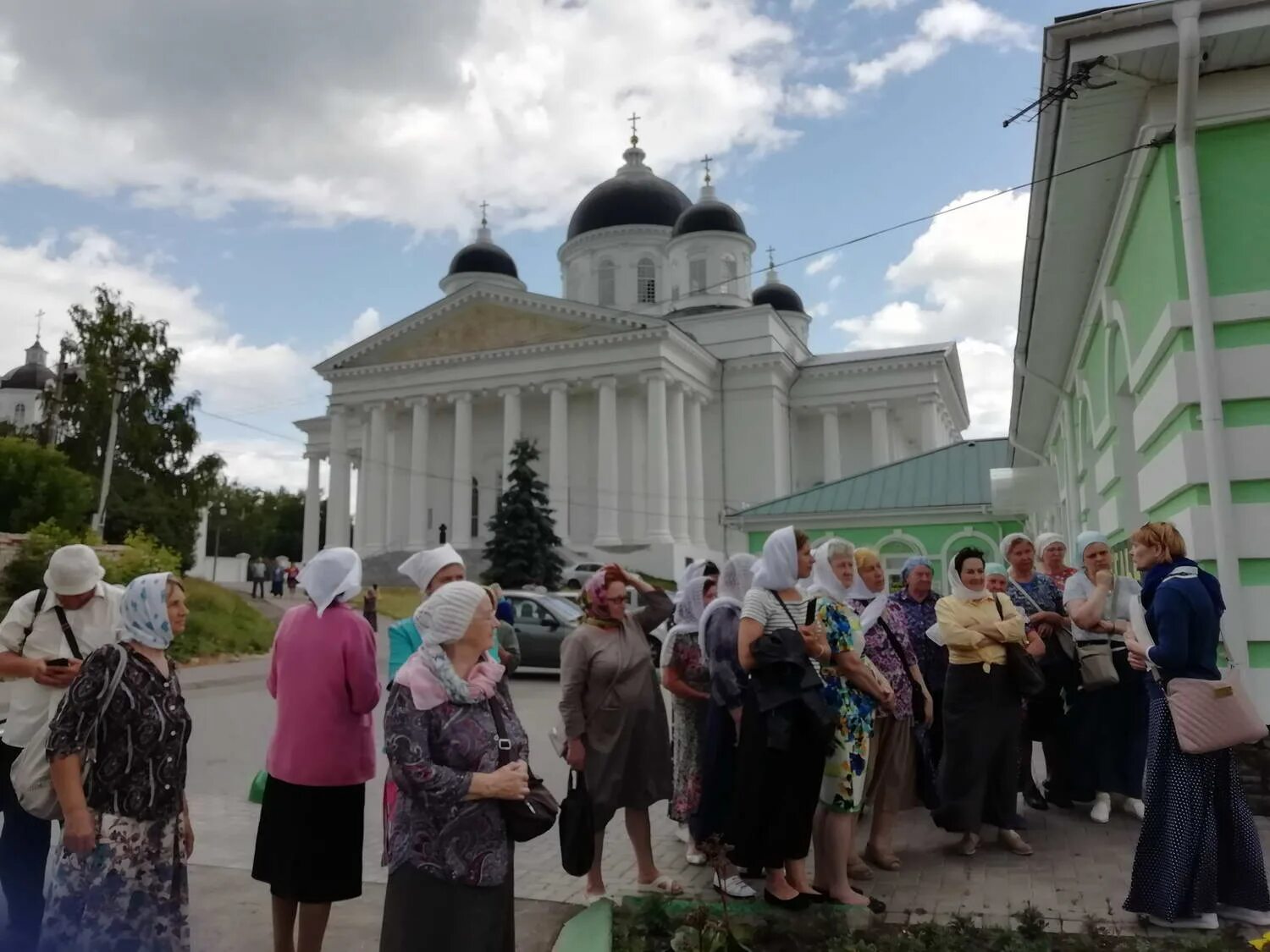 Приход храм воскресенье паломники в Дивеево. Центр паломников в Дивеево. Дивеево паломнический=тво. Паломническая поездка в Дивеево. Паломничество в дивеево