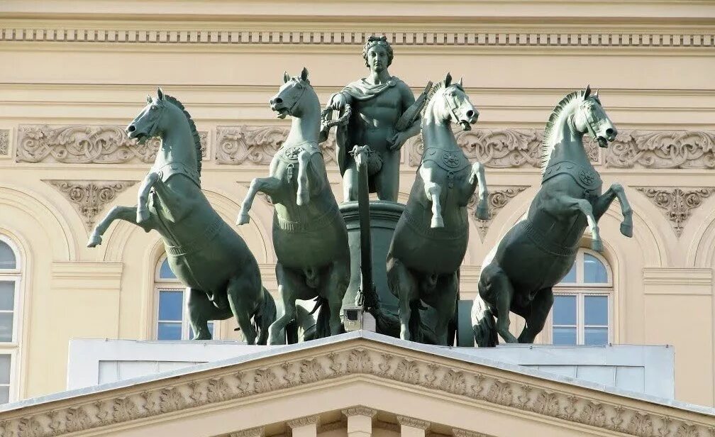 Horse moscow. Большой театр Квадрига Аполлона. Клодт «Квадрига Аполлона». Бронзовая Квадрига Клодт. Квадрига Аполлона на большом театре в Москве.