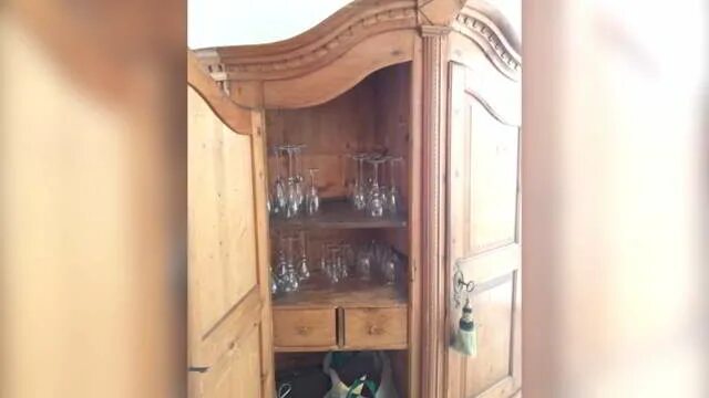 юмор. мужик в шкафу. вася нашел в шкафу старый. мужчина шкаф. вася нашел в шкафу старый.