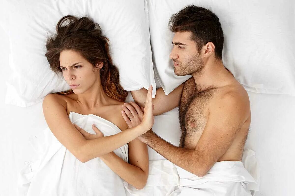 Мужчина и женщина в постели. Мужчина и женщина в кровати. Мужчина в кровати. Девушка и мужчина в кровати.