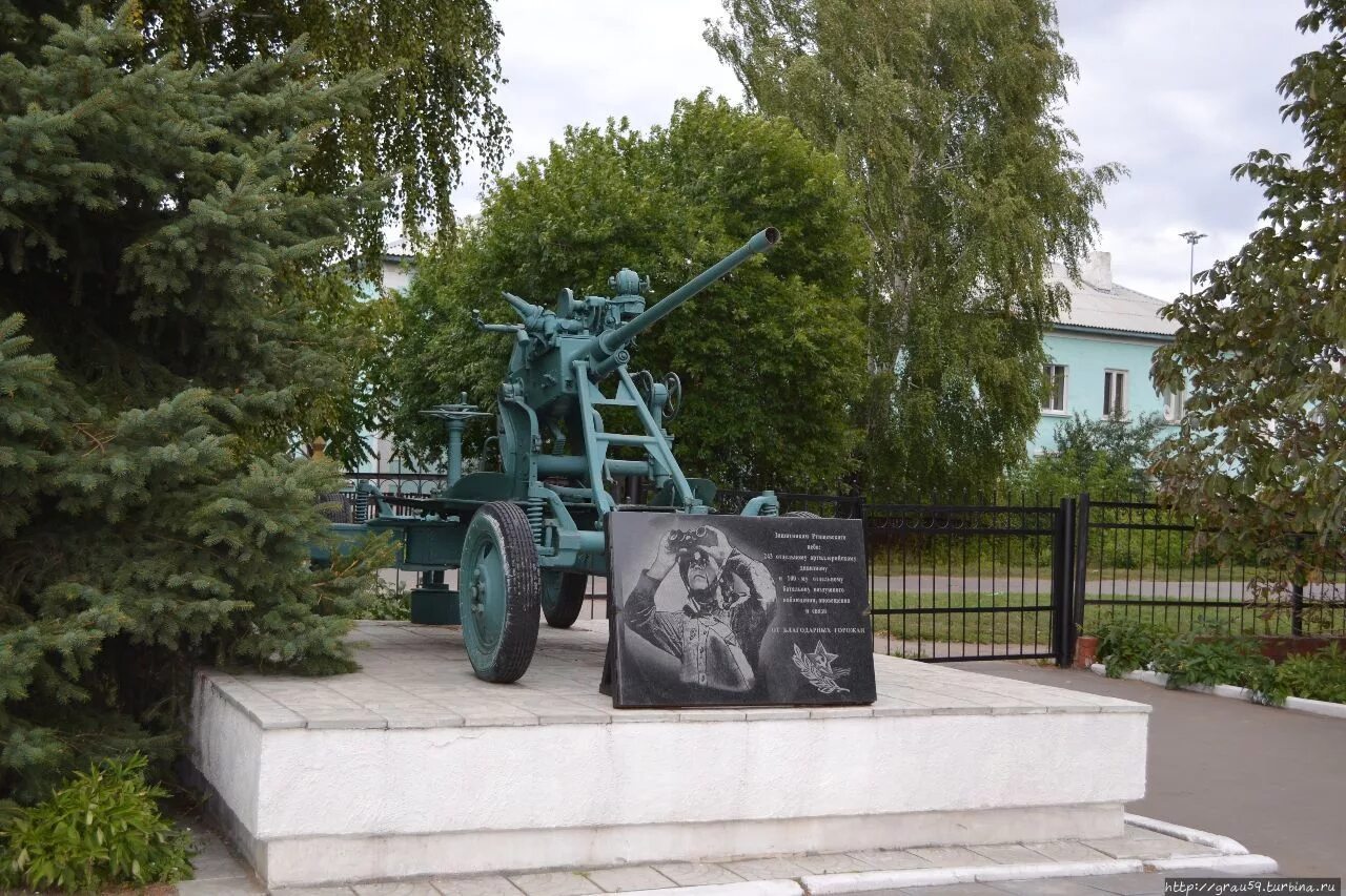 Ртищево пензенской. Ртищево памятник воинам Великой Отечественной войны. Памятники Ртищево. Памятник защитникам Ртищевского неба. Г Ртищево Саратовская область.