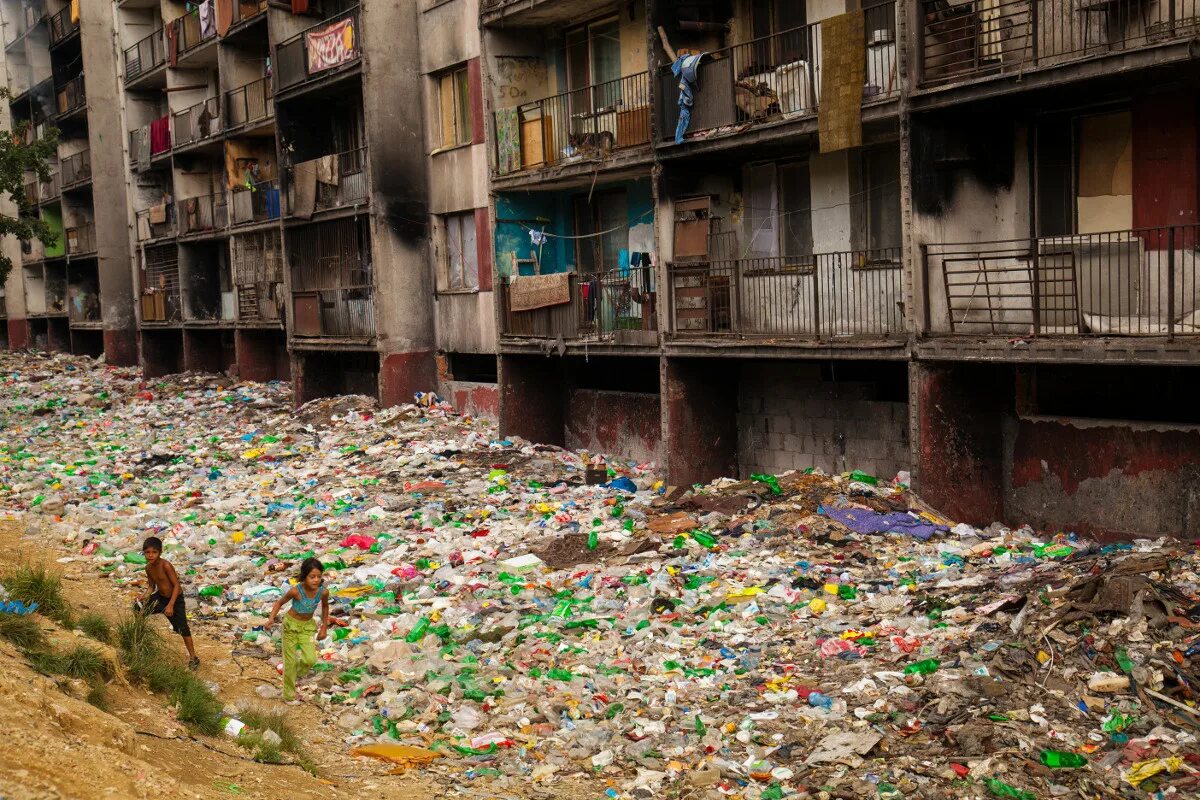 Mellish school is in the slums. Луник 9 цыганское гетто. Lunik 9 Кошице. Столипиново Болгария. Словакия Кошице Цыганский квартал.