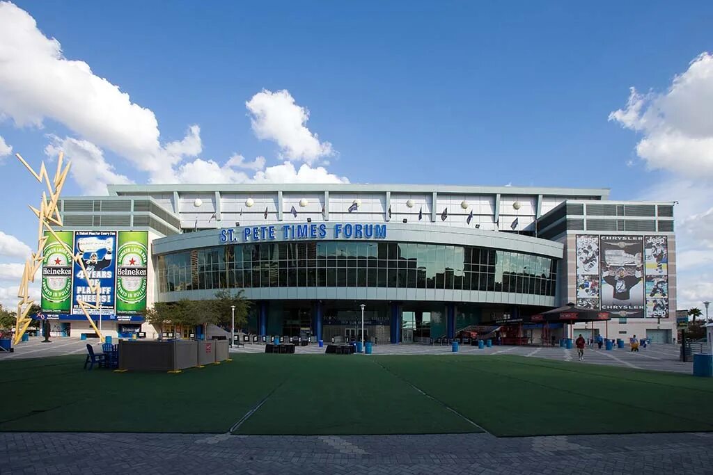 Timed forum. Amalie Arena Tampa. Арена Тампа Бэй снаружи. Арены снаружи. Амали Арена снаружи.