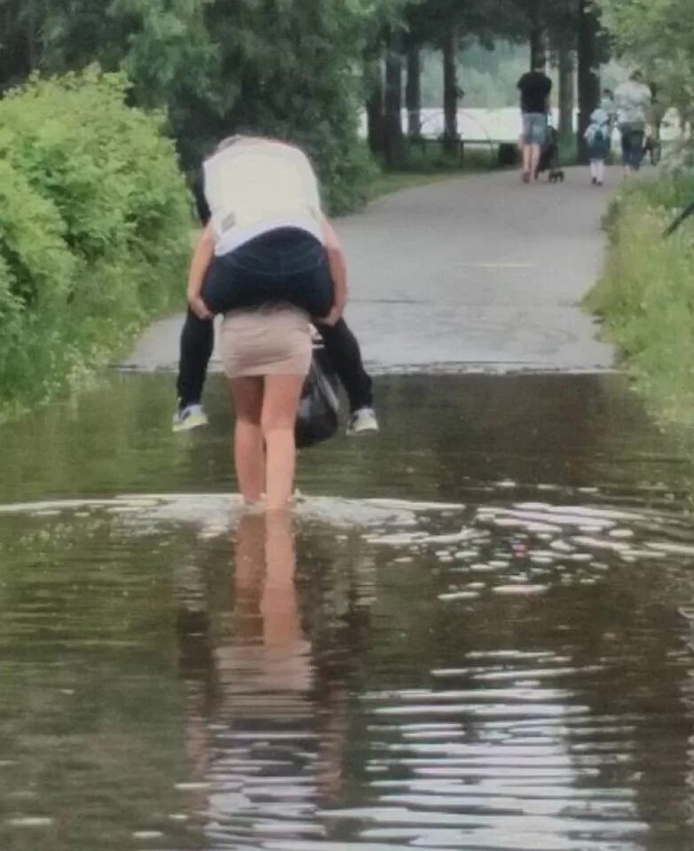 Сильно текут что делать. Дождалась принца береги его. Девочка течет. Что такое теку от девушки. Девочка потекла.