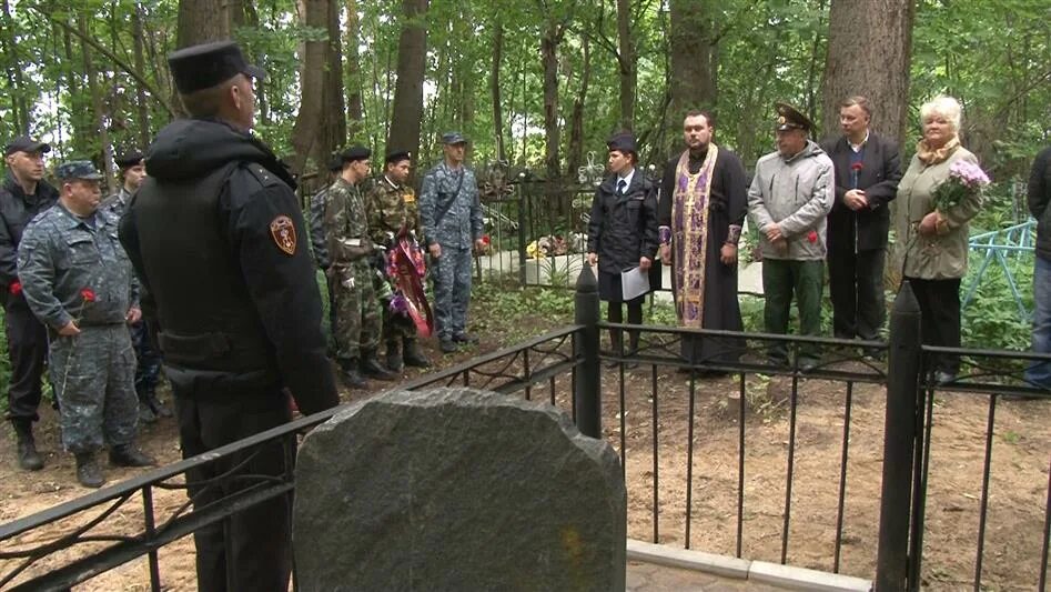 Кладбище краснодарский край. Где сидит охранник на кладбище. Где сидит охранник на кладбище. Охранник кладбища. Где сидит охранник на кладбище.