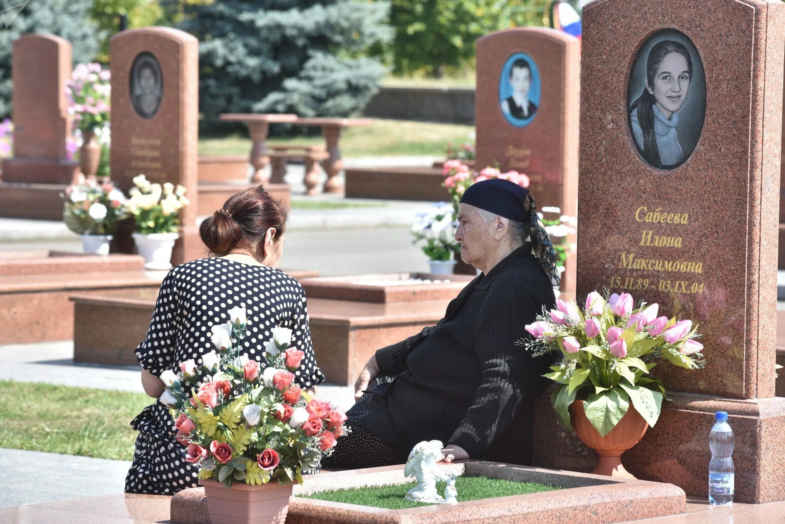 Поминки ребенка. Город ангелов Беслан 2004. Город ангелов Беслан похороны. Касполат Рамонов Беслан. Беслан школа кладбище город ангелов.