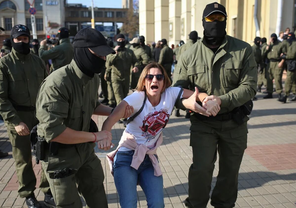 Минском окончание. Протесты в Беларуси 2020. Протесты в Минске. Белорусские протесты 2020. Женские протесты в Беларуси.