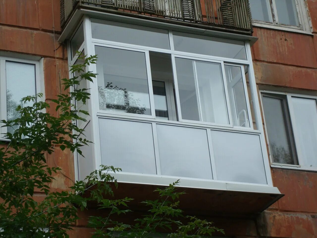 остекление балконов в красноярске. балкон с внешней стороны с улицы. французское остекление балкона рехау. остекление балконов в красноярске. панорамный балкон.