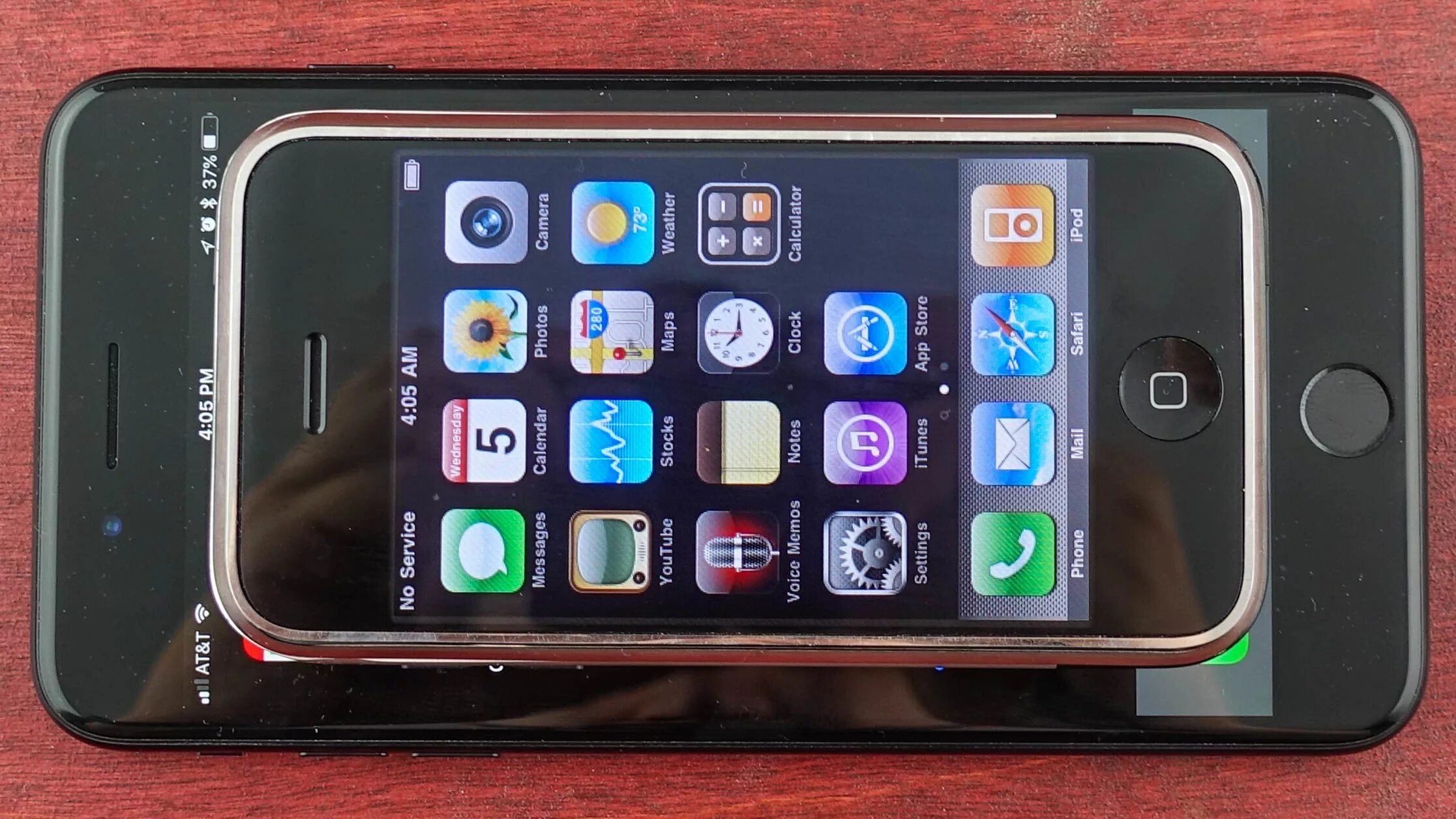 Первый iphone год выпуска. Iphone 2007. Iphone 1. Айфон 1 2007. Айфон 1g.