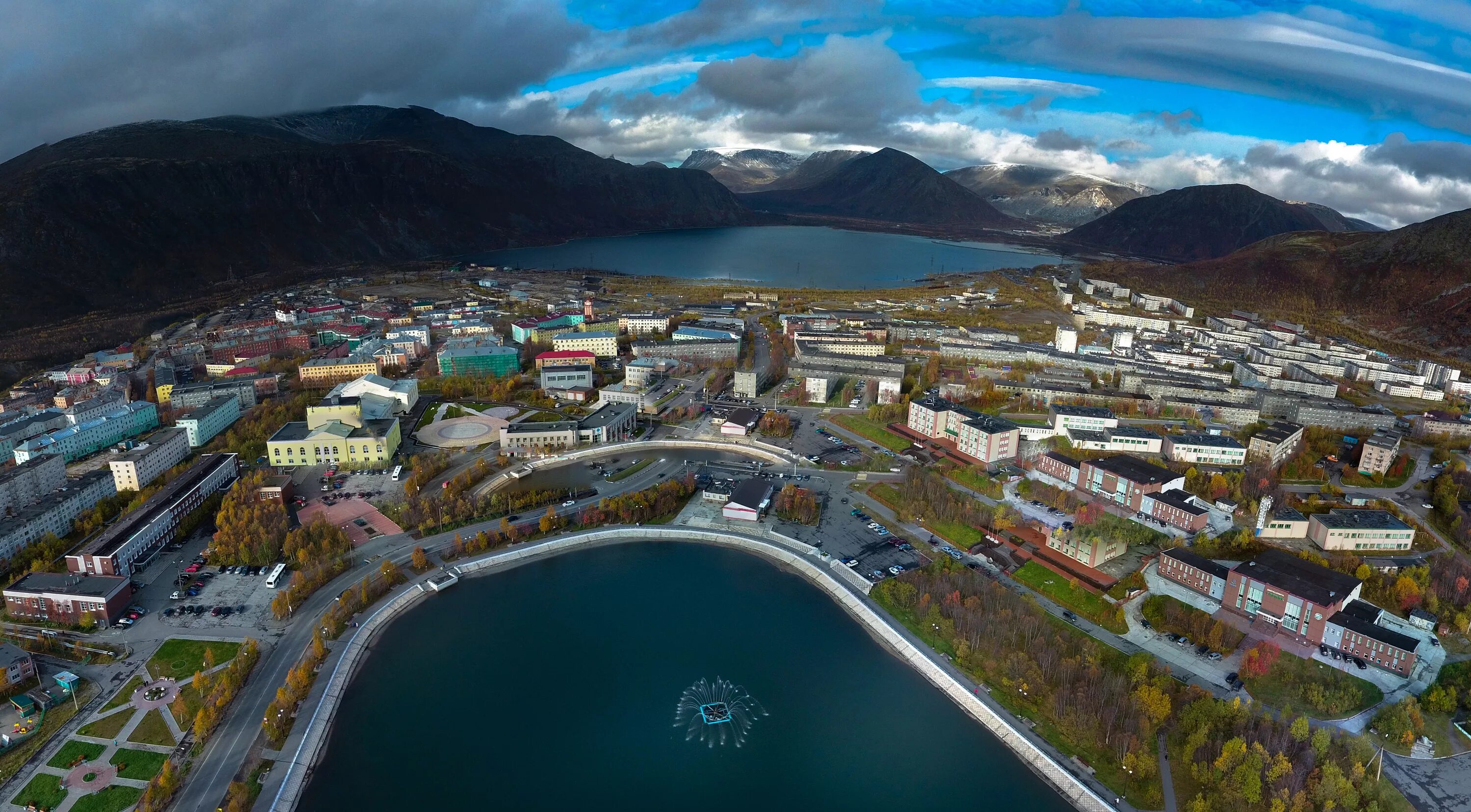 кировск мурманская область летом. биг бен кировск мурманская обл. центральная площадь кировска мурманской области. кировск мурманская область летом. кировск мурманская область центр города.