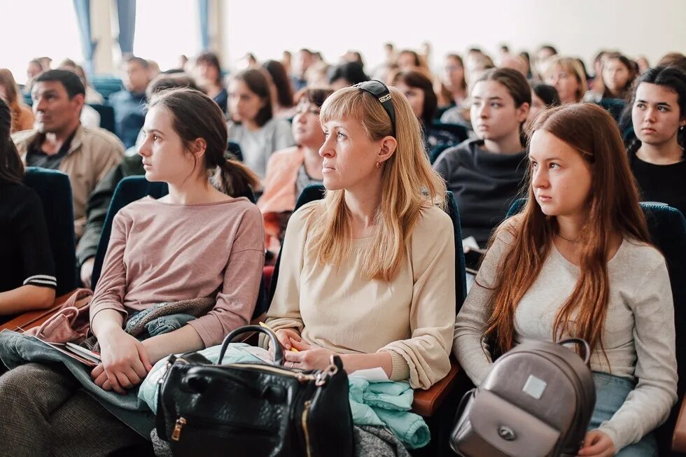 Открытые двери в вузах новосибирска. День открытых дверей фото. Открытые двери конференция. День открытых дверей фотосток. Фото день открытых.