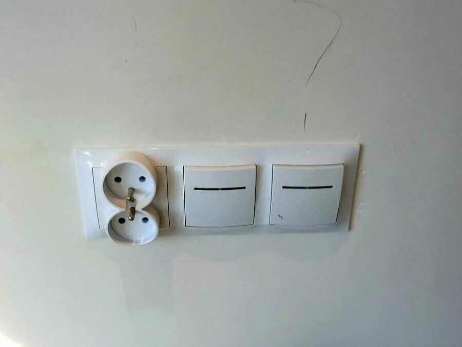 монтаж розеток и выключателей. розетки и выключатели. крепление розетки. розетки в квартире. установить розетки выключатели.