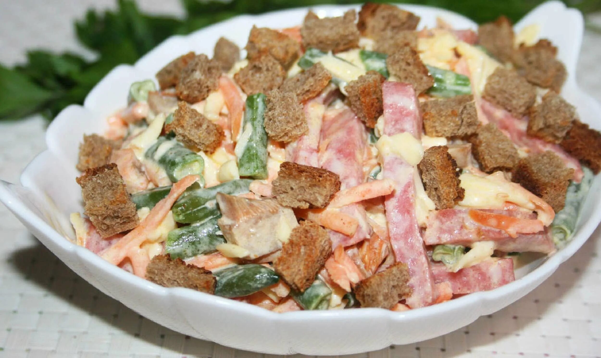 Салат с черными сухариками и фасолью. Салат кириешки кукуруза колбаса морковь по-корейски. Салат с фасолью и морковкой по-корейски. Салат с корейской морковью и колбасой. Салат с морковкой фасолью и сухариками колбасой.