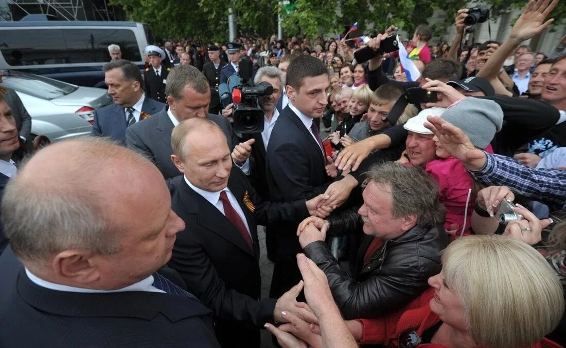 Люди встречают Путина в Севастополе. Почему народ россии приветствовал крым