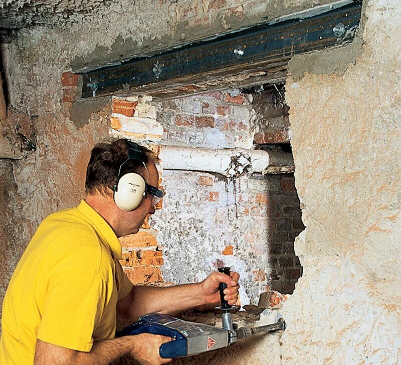 Проем в кирпичной стене. Дверной проем в кирпичной стене. Пробивка кирпичных проемов. Пробивка кирпичных проемов. Усиление проемов.