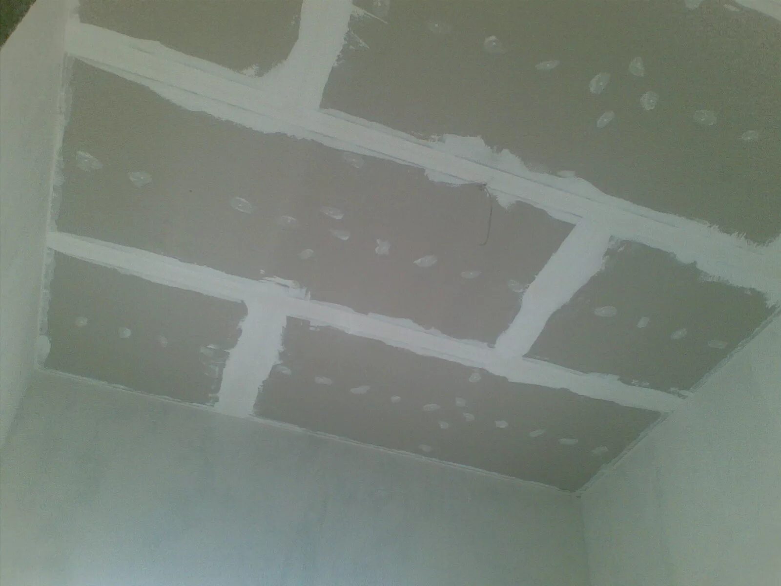 Трещины гипсокартон потолок. Стыки гипсокартона на потолке. Неровный потолок гипсокартон. Штукатурка потолка по теплоизоляции. Гипсовая шпаклевка для потолка.