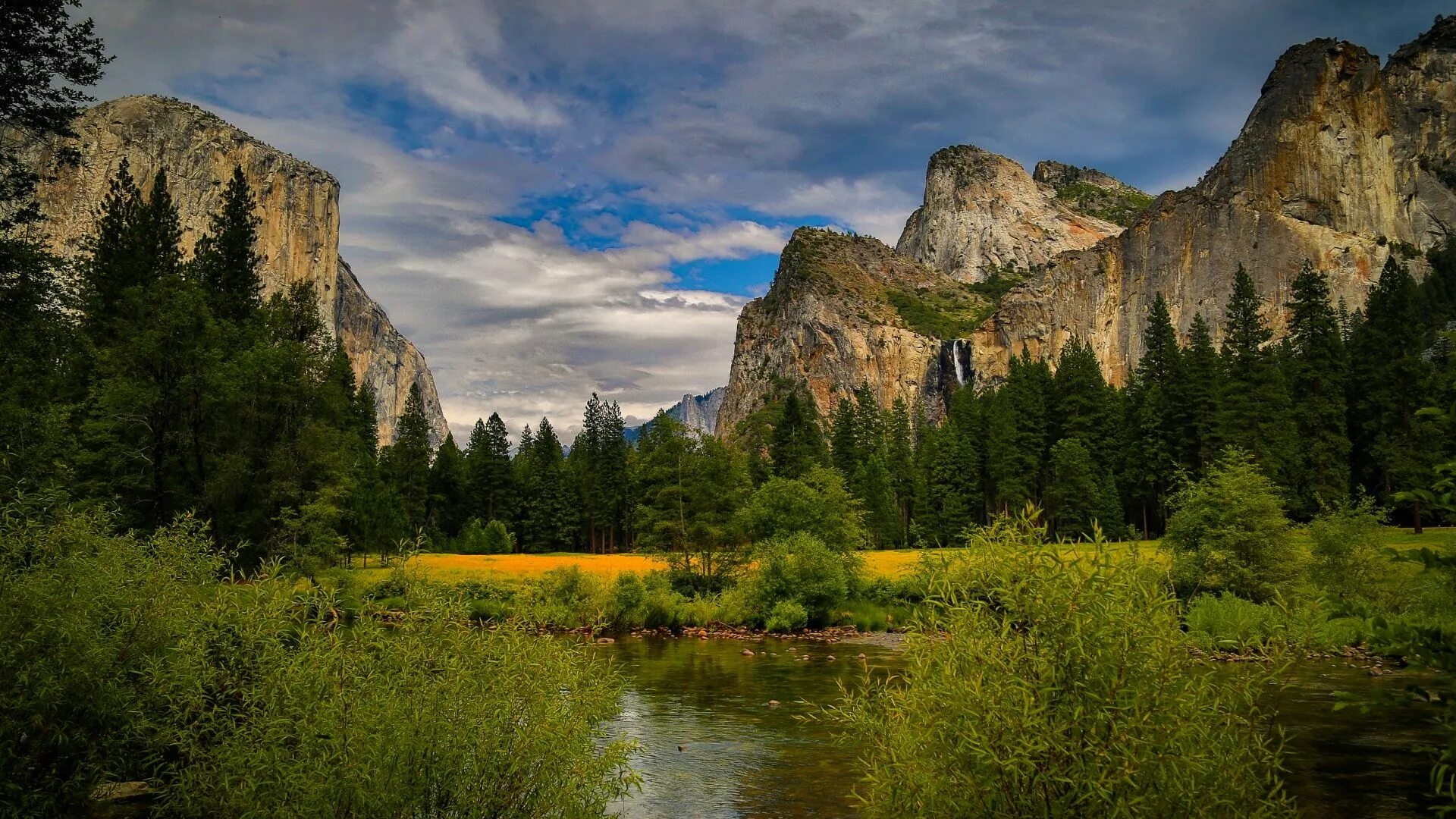 Йосемити национальный парк. Парк Йосемити горы. Горы озеро Yosemite National Park. Национальный парк Йосемити обои