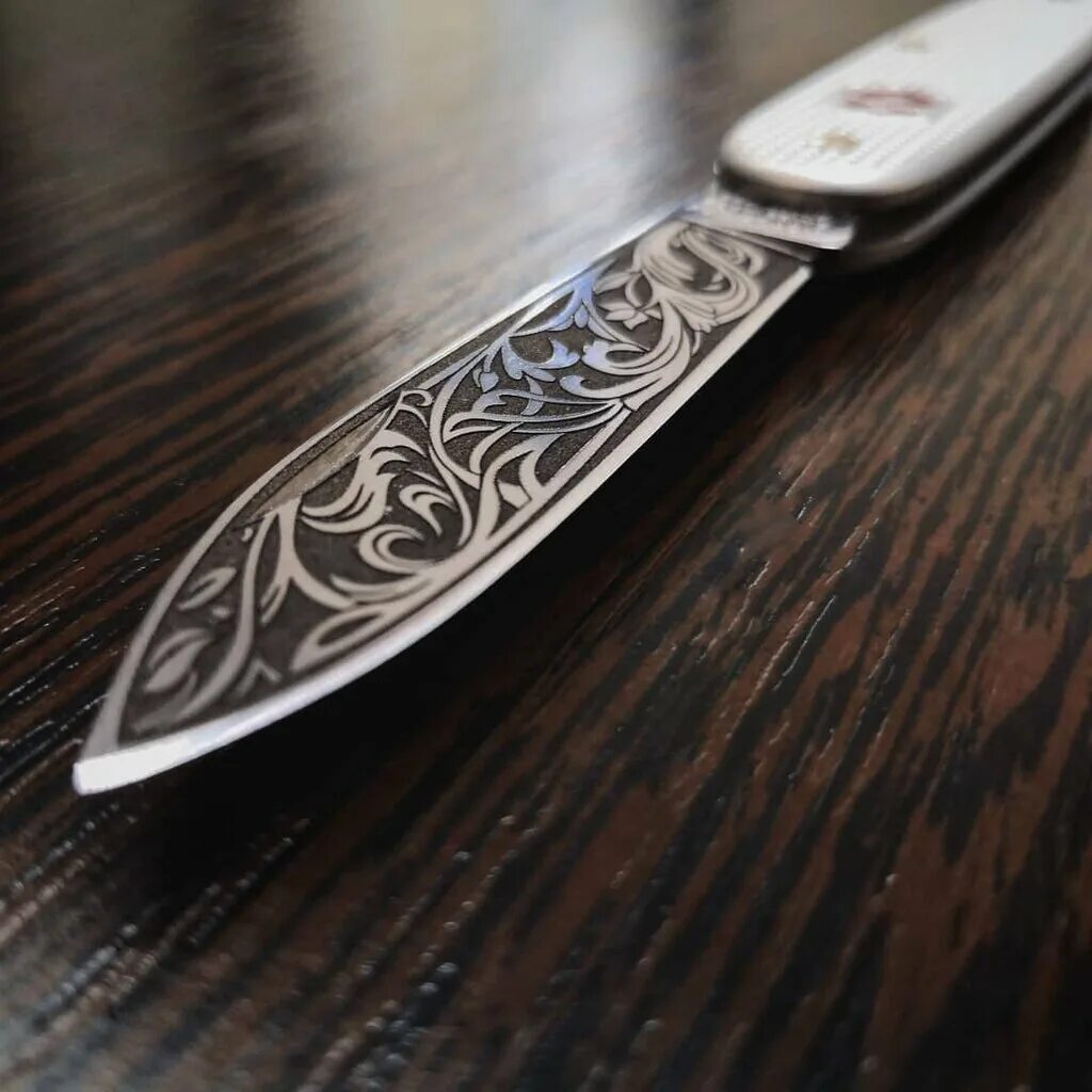 студия гравировки корс. гравировка на брелок любимому. гравировка москва. студия гравировки. мастерская гравировки.