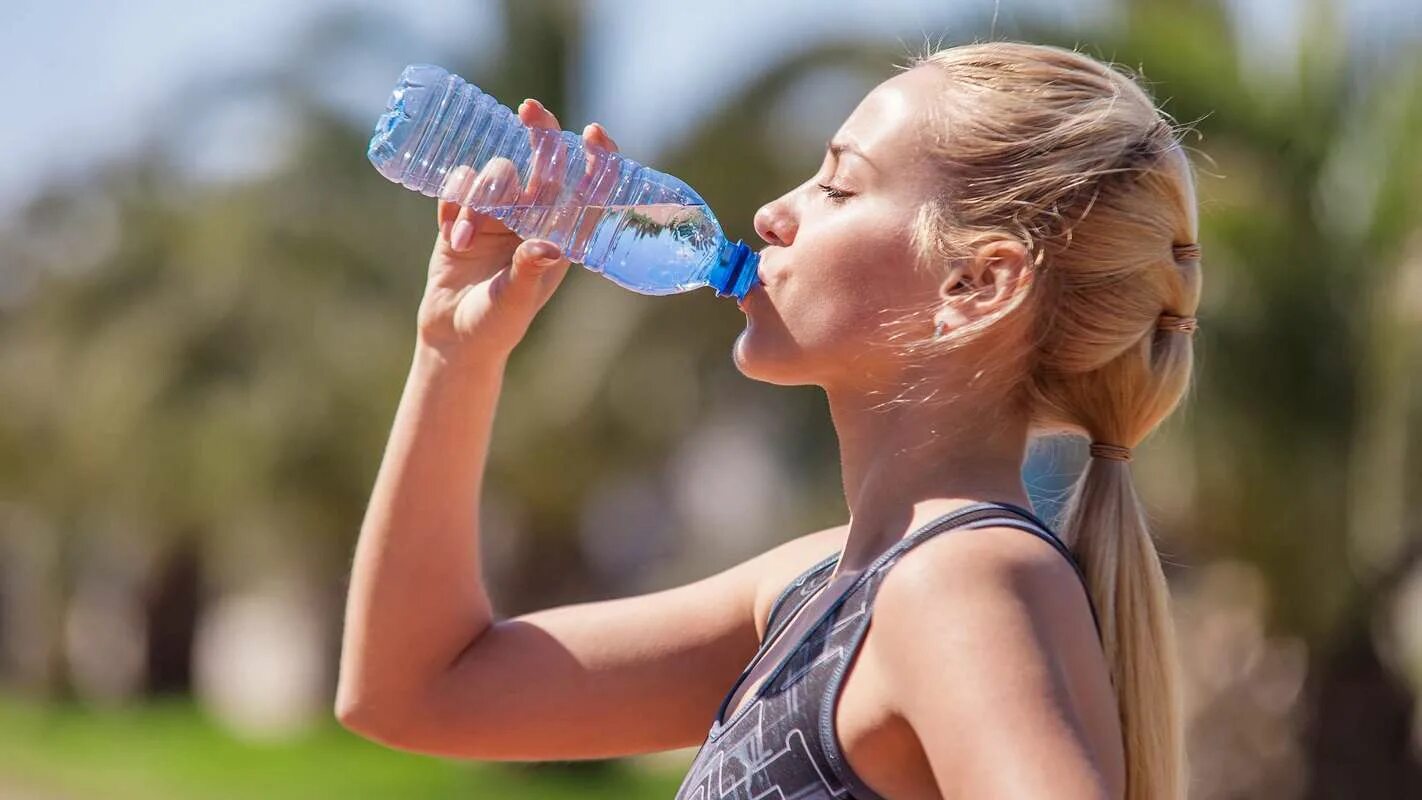 Хочу много воды. Девушка пьет воду. Девушка пьет воду из бутылки. Человек пьет. Девушки в жару.