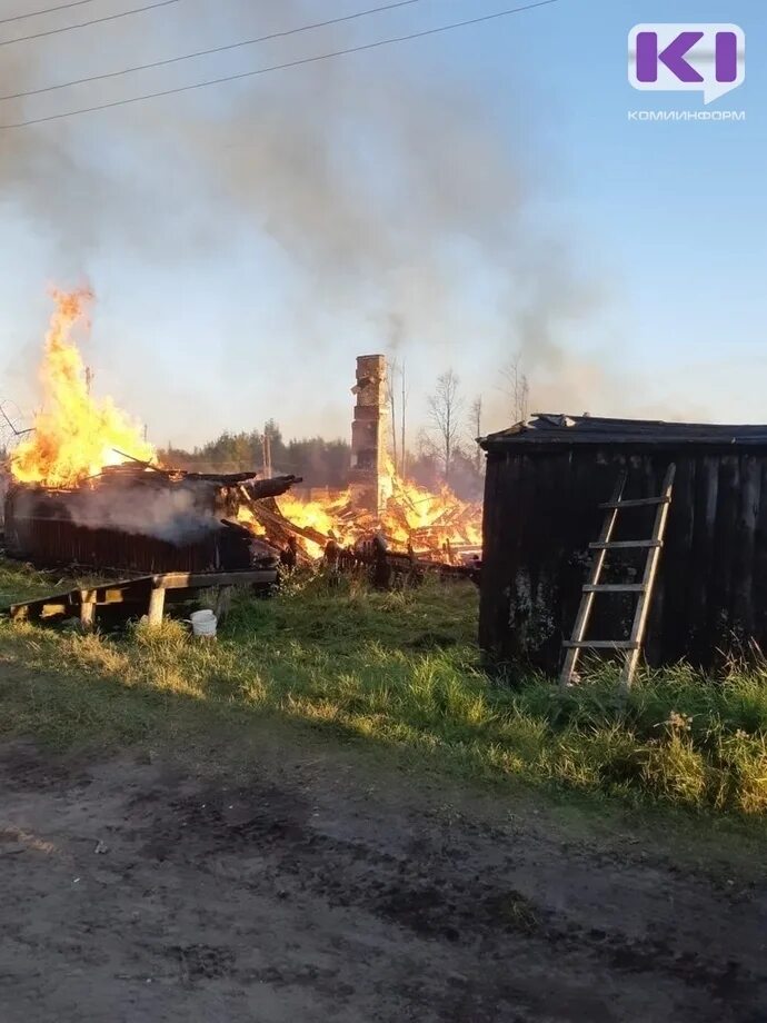 Погода в каджероме печорского. Горящий дом. Пожар в доме. Дом горит. Горящие дома.