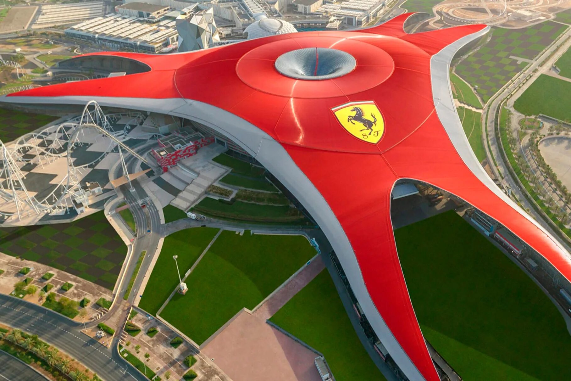 Ferrari World Абу-Даби. Феррари парк Дубай. Музей Феррари в Абу Даби. Феррари парк Абу Даби аттракционы.