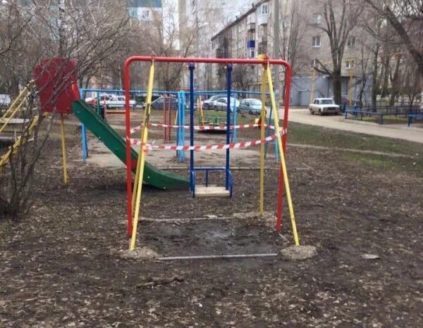 Детские площадки запретят. Детские площадки запретят. Новый уренгой детская площадка. Детские площадки запретят. Табличка о запрете выгула собак.