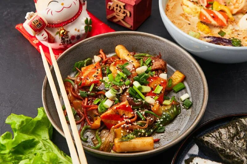 азиатская кухня в санкт петербурге. вьетнамское блюдо в воке. соба с курицей и эдамаме. азиатская кухня в санкт петербурге. азиатская кухня в санкт петербурге.